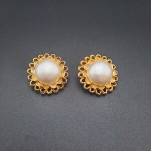 Pearl Clip On Earrings Gold Tone Flower Design‎ Elegant Statement
